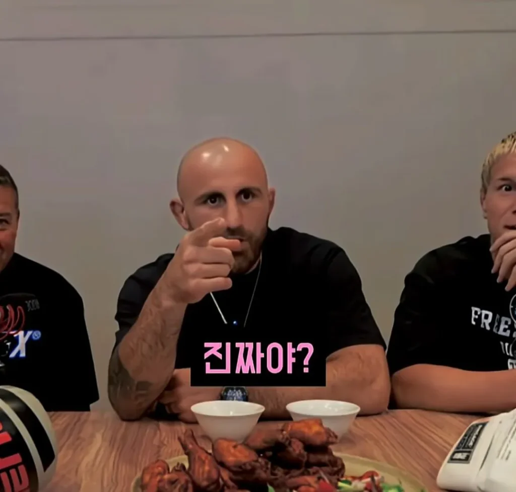 UFC 챔피언, 유튜브 라이브 방송 중 한국 시청자에게 낚이다.