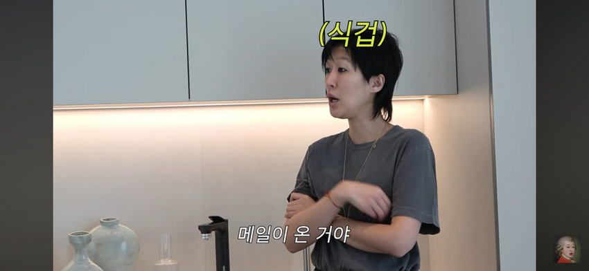 새벽 2시 홍진경 이영자, 남의 집 담벼락 밑에서 시끄럽게 떠들어.jpg