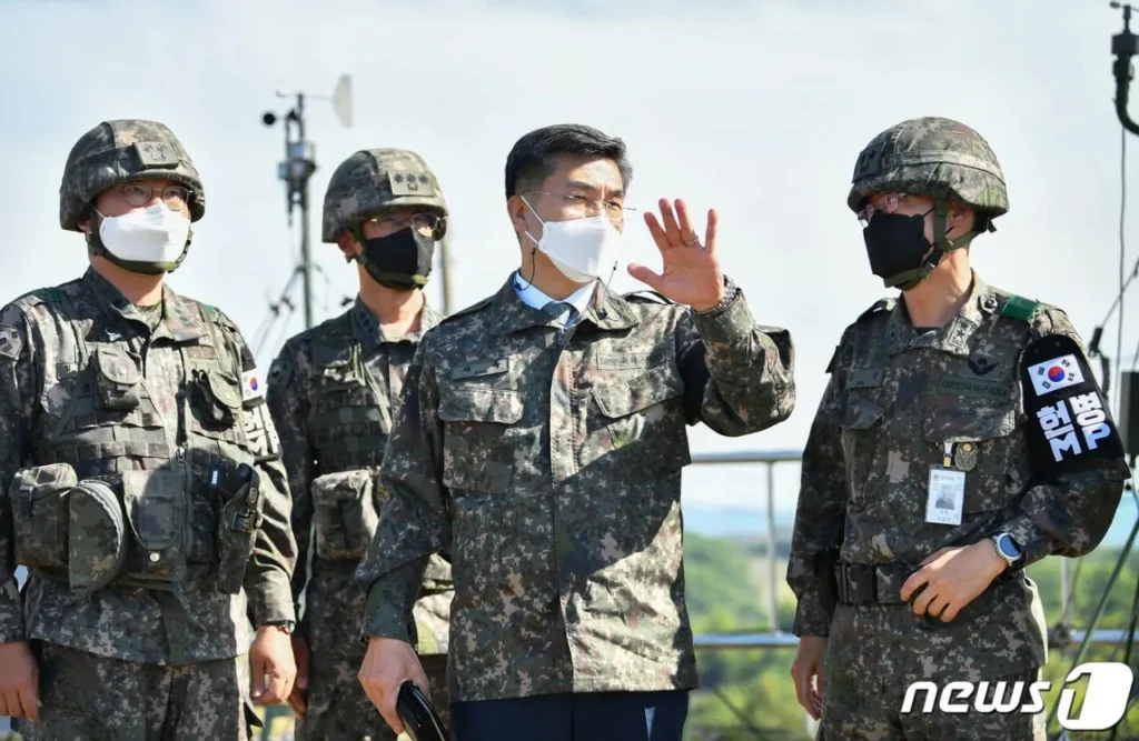 국방부장관 GOP 방문 복장, 이전 장관들과 비교