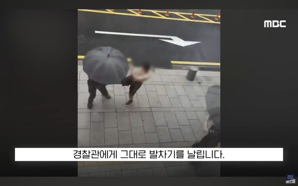 비 오는 날, 비를 피하려던 한심한 경찰