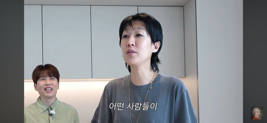 새벽 2시 홍진경 이영자, 남의 집 담벼락 밑에서 시끄럽게 떠들어.jpg