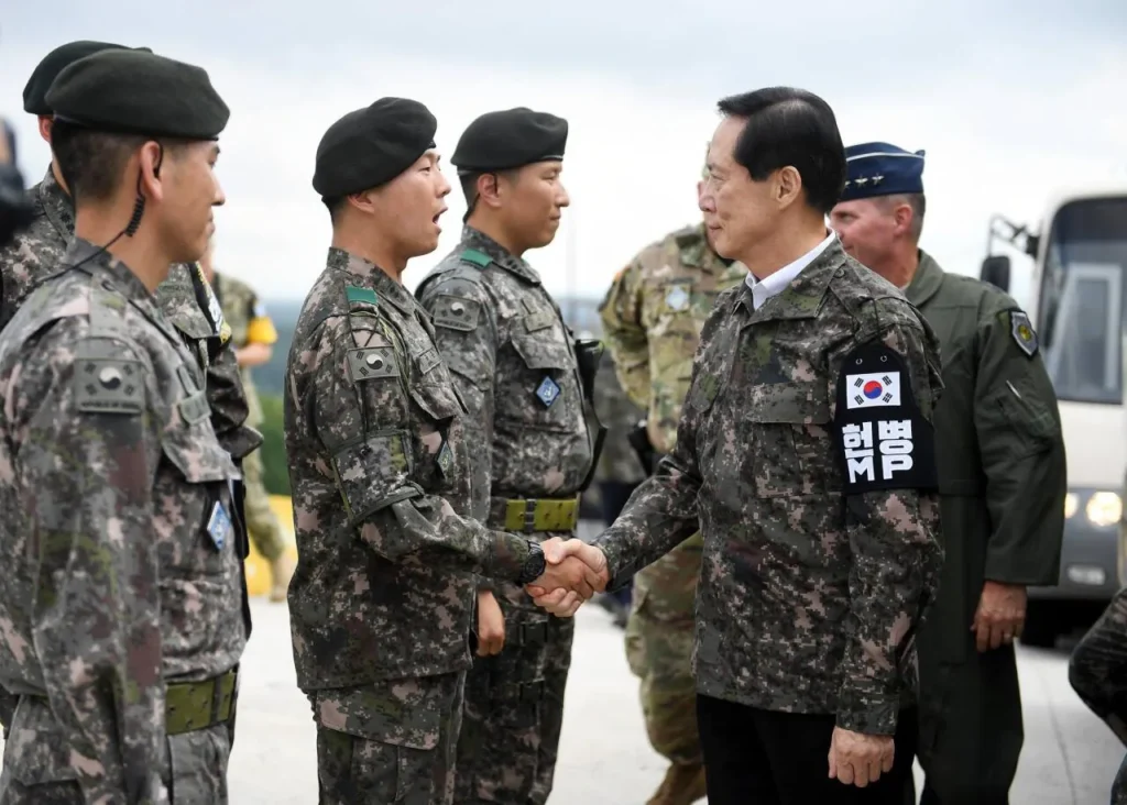 국방부장관 GOP 방문 복장, 이전 장관들과 비교
