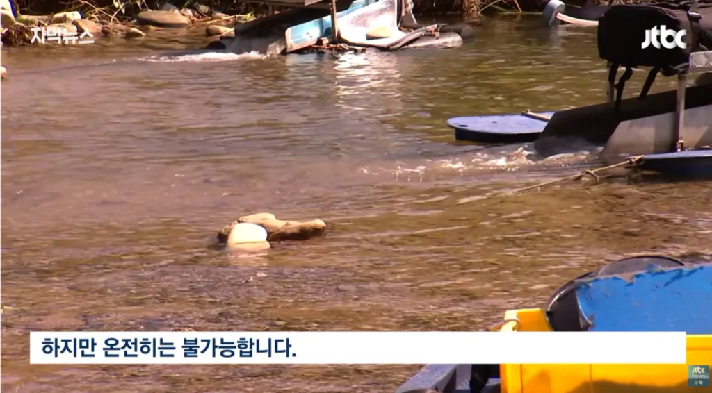 하천을 훼손하며 사금을 채취하는 사람들