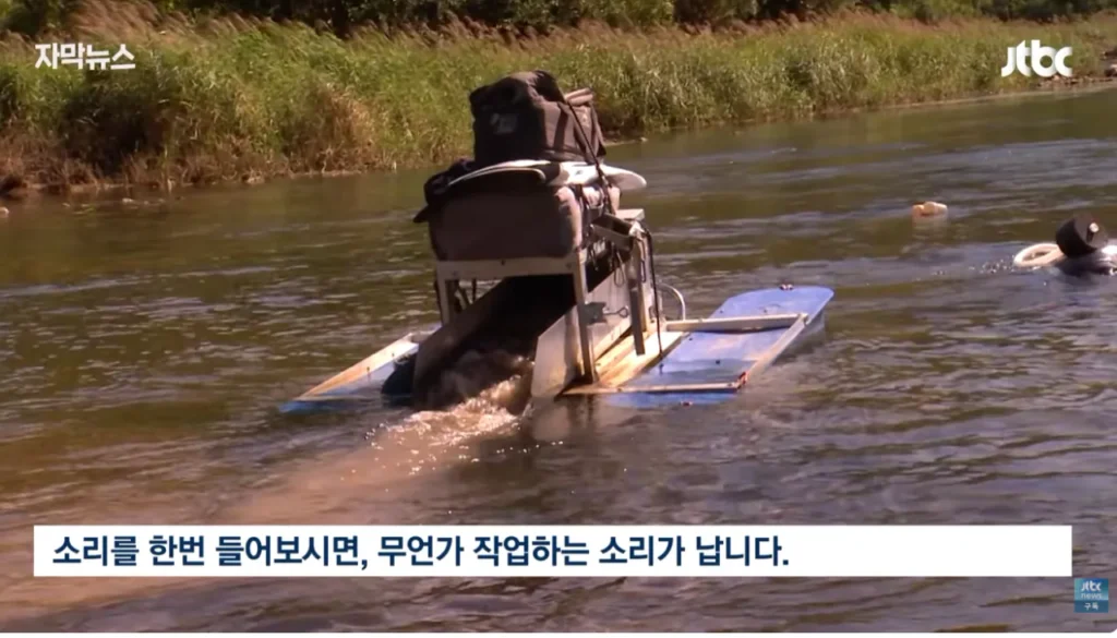 하천을 훼손하며 사금을 채취하는 사람들