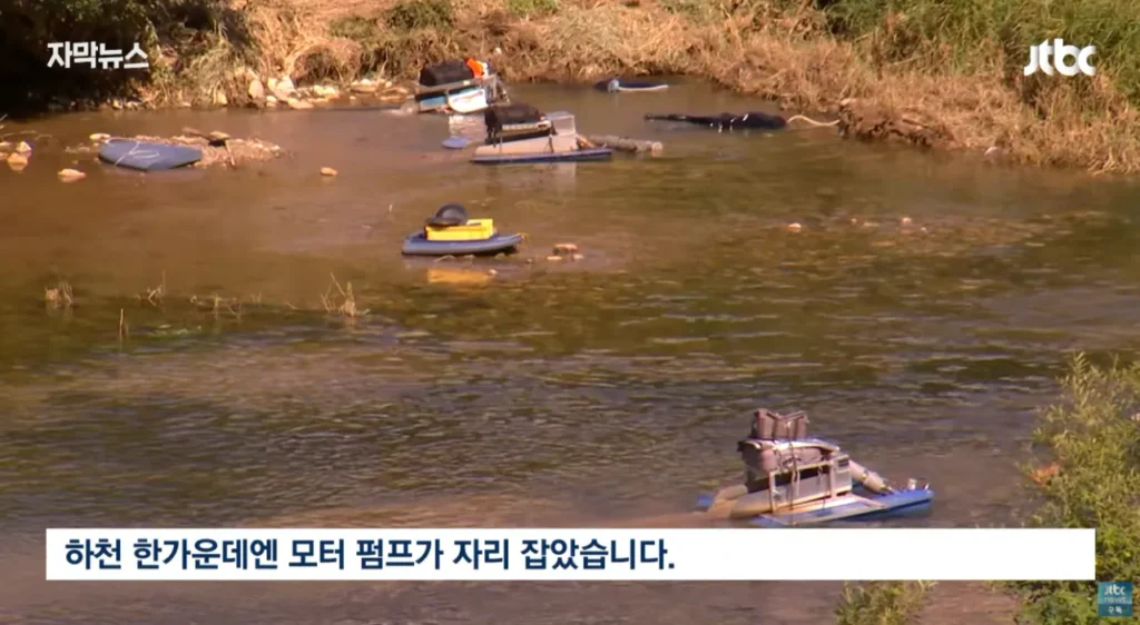 하천을 훼손하며 사금을 채취하는 사람들