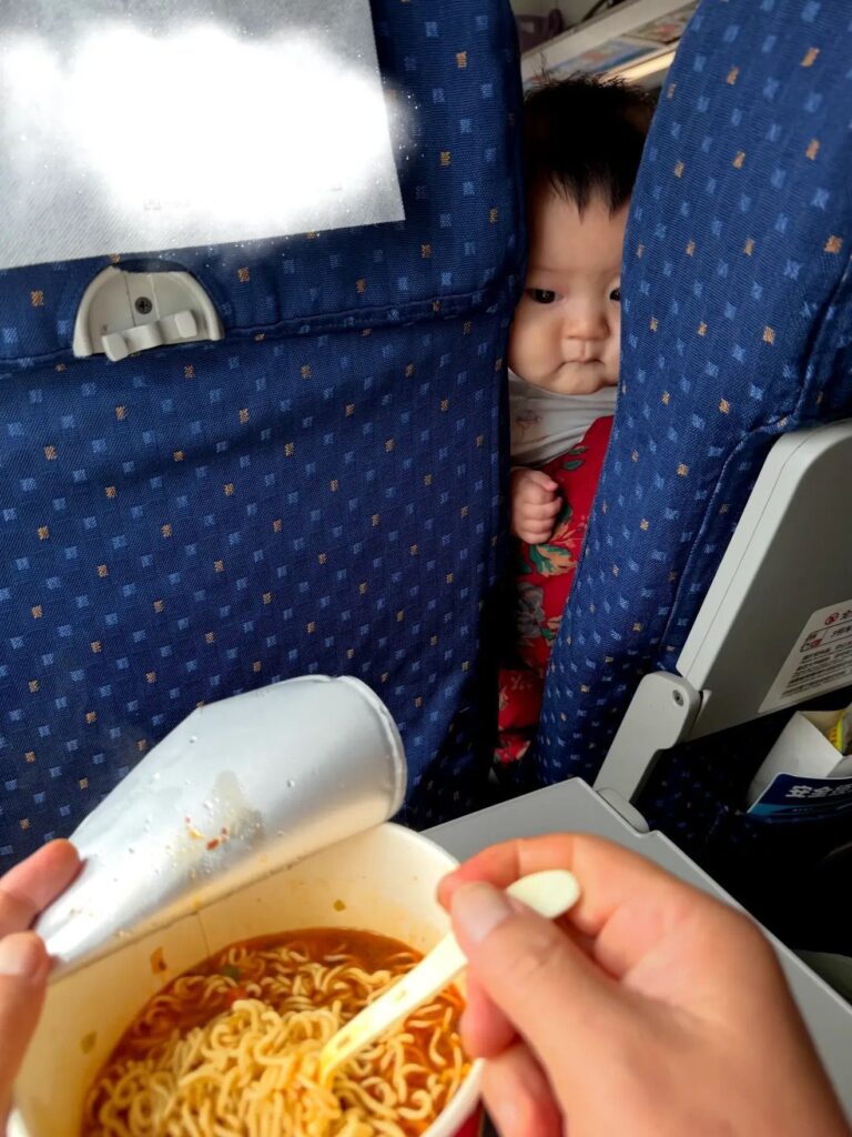 기차 안에서 컵라면, 뜨거운 시선을 받다