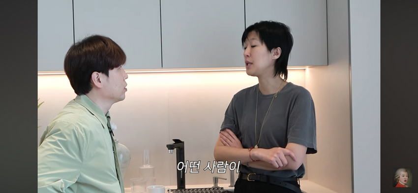 새벽 2시 홍진경 이영자, 남의 집 담벼락 밑에서 시끄럽게 떠들어.jpg