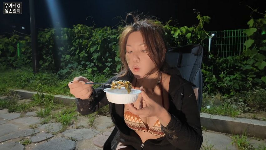 약후] 갯벌에서 식자재 해결하는 여자.jpg