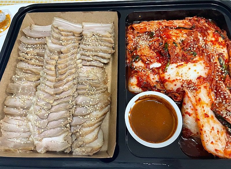 가성비 괜찮다는 트레이더스 삼겹보쌈세트.jpg
