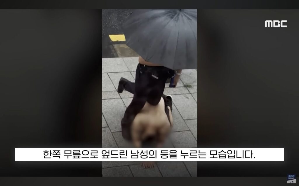 비 오는 날, 비를 피하려던 한심한 경찰