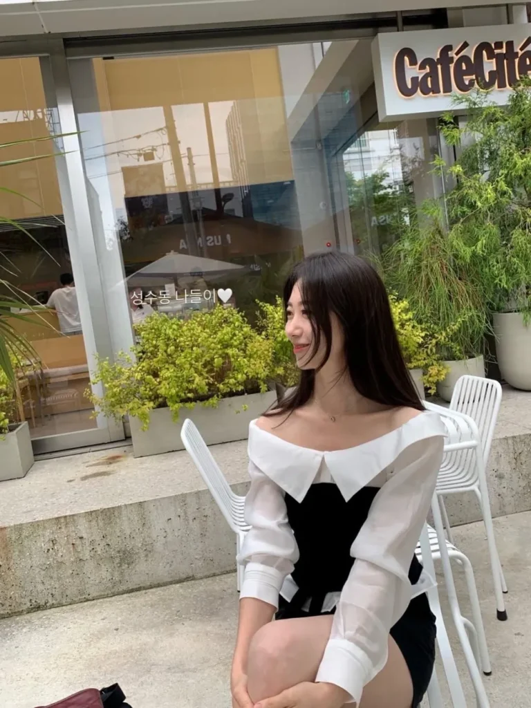 위화감 없는 89년생 유부녀, 교복 착용 모습