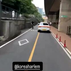 이 도로, 폭이 너무 좁은 것 같지 않나요?