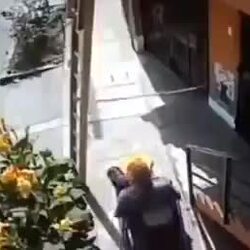 길 막혔다고 사다리 올라간 사람 흔들어버린 사건