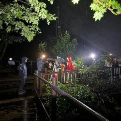 설악산 통제 구역 암벽 등반 후 8명, 계곡 불어난 물에 고립돼 구조돼