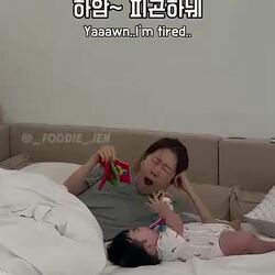 엄마가 잠시 한눈 판 사이… 하암~ 졸려요