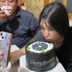 케이크 들고 셀카 찍는 딸을 본 아버지