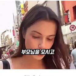 명동에서 닭꼬치를 사먹다가 당황하는 외국인