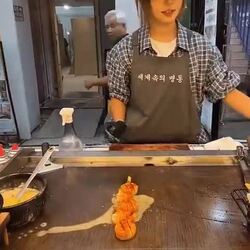 명동 길거리 음식: 새우관자꼬치 15,000원