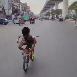화제! 인도 도로 위 자전거 풍경