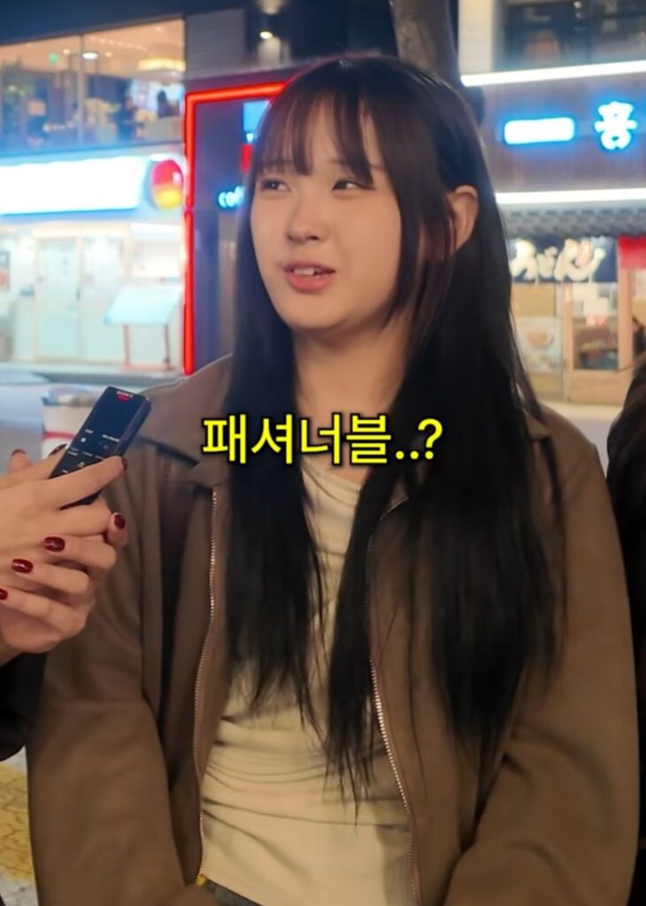 갤럭시 vs 아이폰 쓰는 남자 이미지.jpg