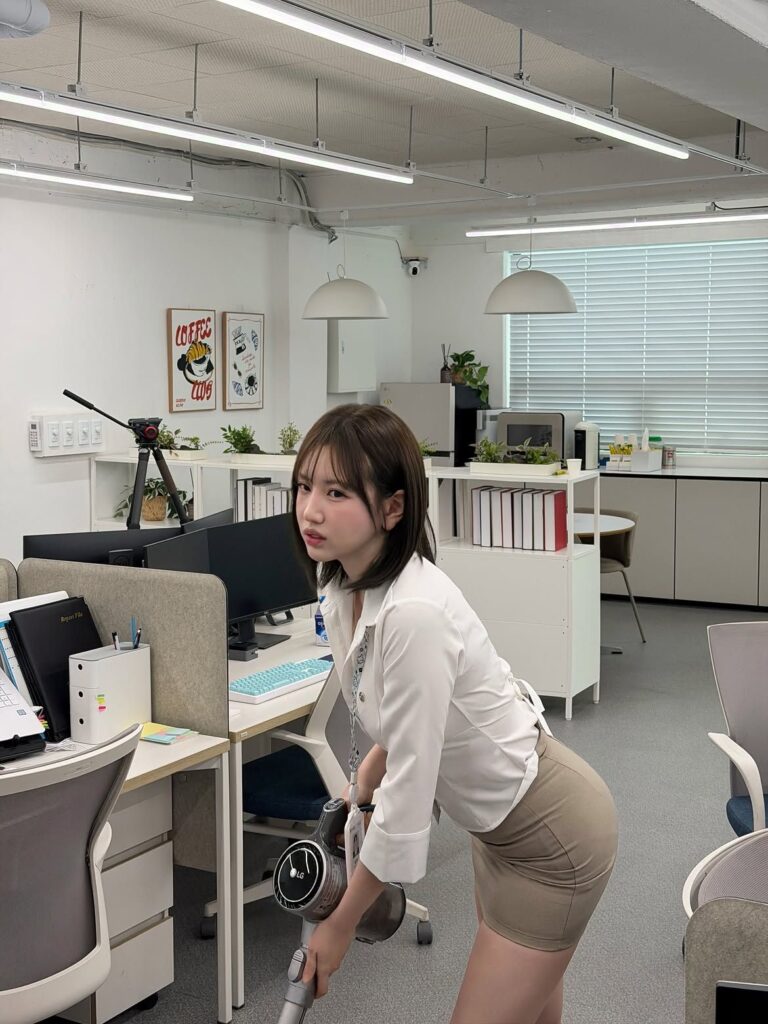 상사 경멸하는 여직원 표정.jpg
