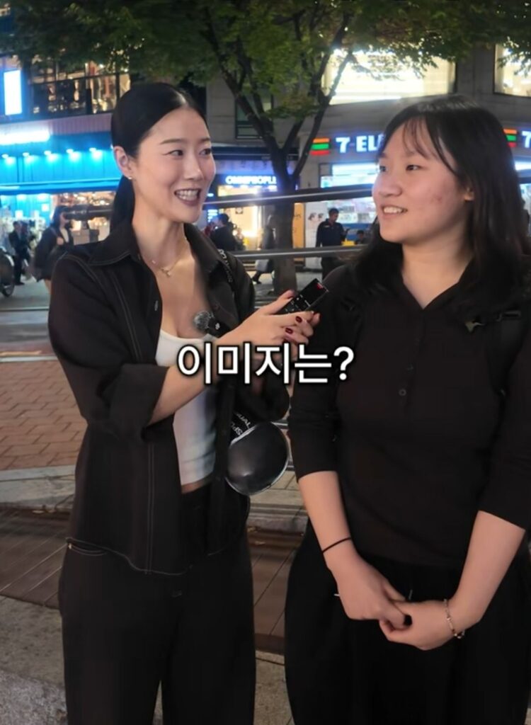갤럭시 vs 아이폰 쓰는 남자 이미지.jpg