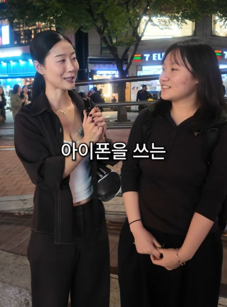 갤럭시 vs 아이폰 쓰는 남자 이미지.jpg