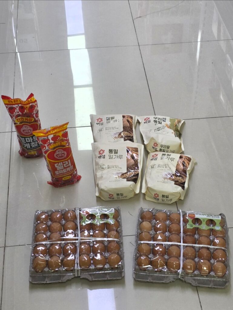중학교 졸업식날에 졸업생들 물건을 압수한 선생.jpg