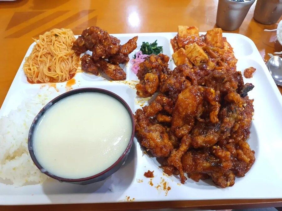 호불호 갈리는 7000원 무한리필 뷔페.jpg