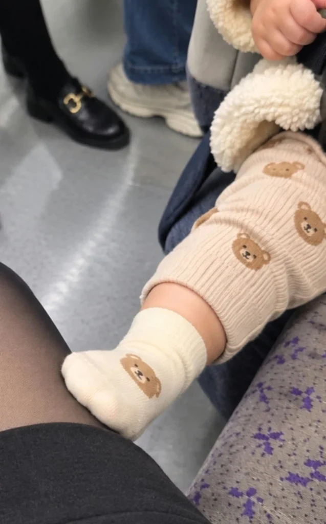 옆자리 남성이 발로 미는데 아무 말 못 하는 이유
