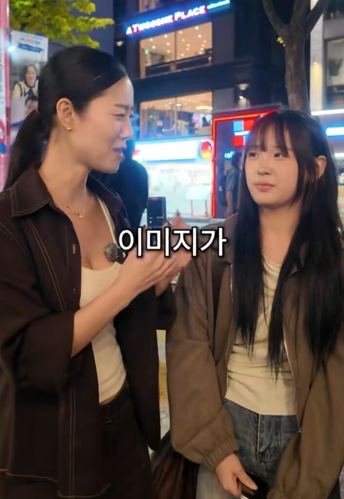 갤럭시 vs 아이폰 쓰는 남자 이미지.jpg