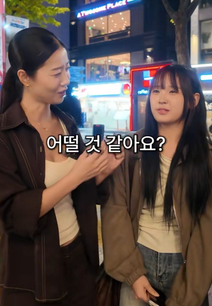 갤럭시 vs 아이폰 쓰는 남자 이미지.jpg