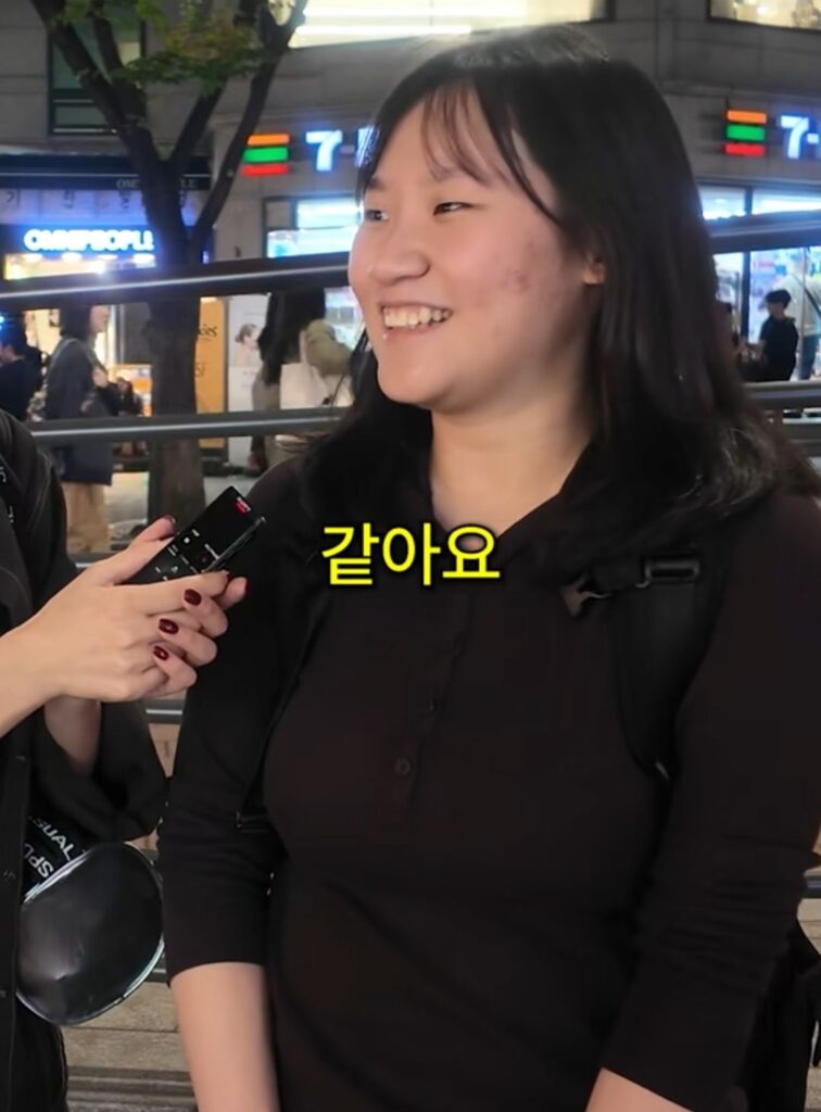 갤럭시 vs 아이폰 쓰는 남자 이미지.jpg