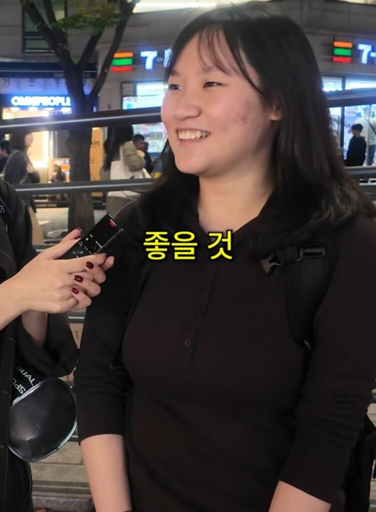 갤럭시 vs 아이폰 쓰는 남자 이미지.jpg