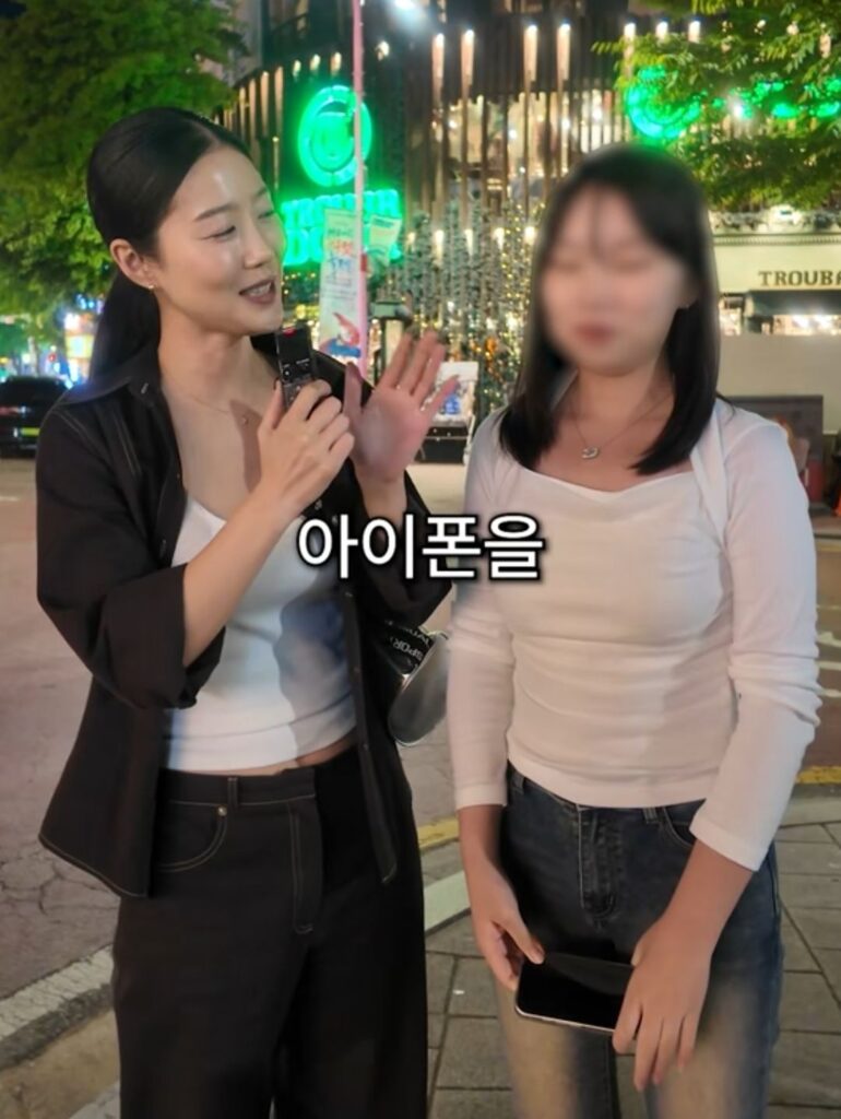 갤럭시 vs 아이폰 쓰는 남자 이미지.jpg