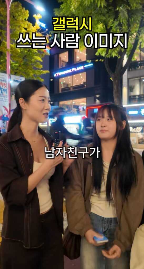 갤럭시 vs 아이폰 쓰는 남자 이미지.jpg