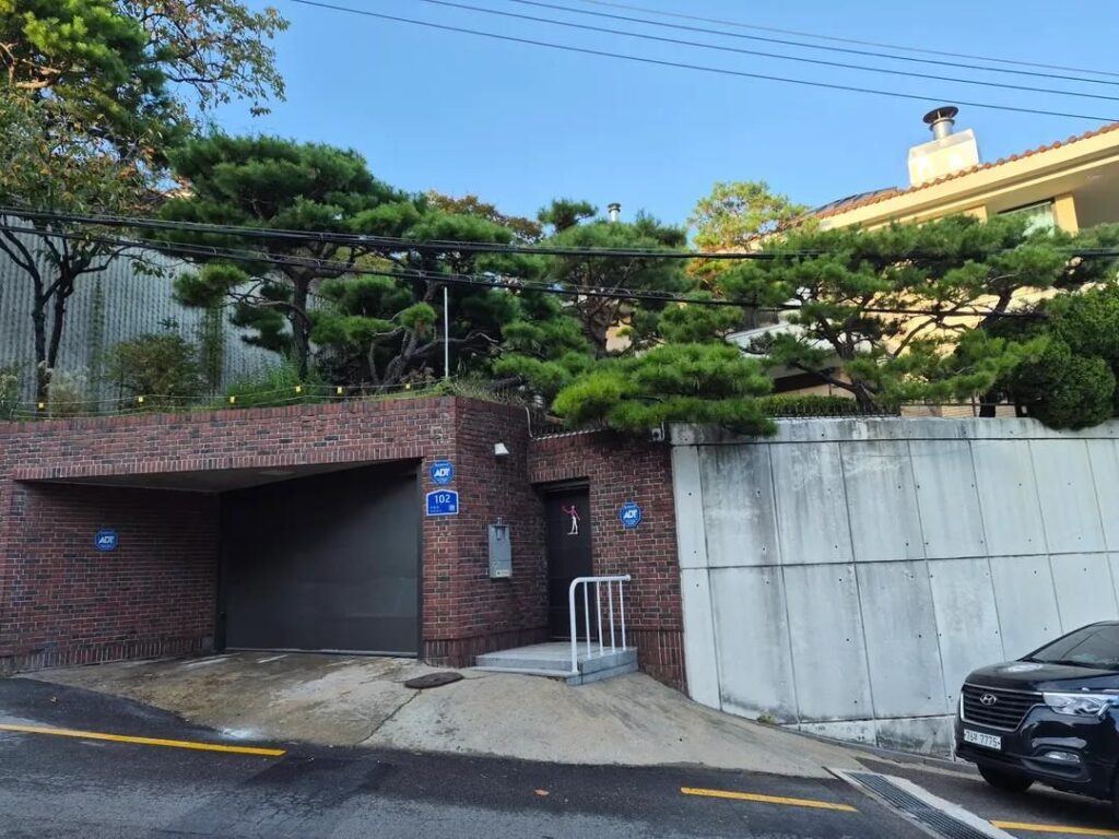 유해진 자택 앞에서 규탄 시위.jpg