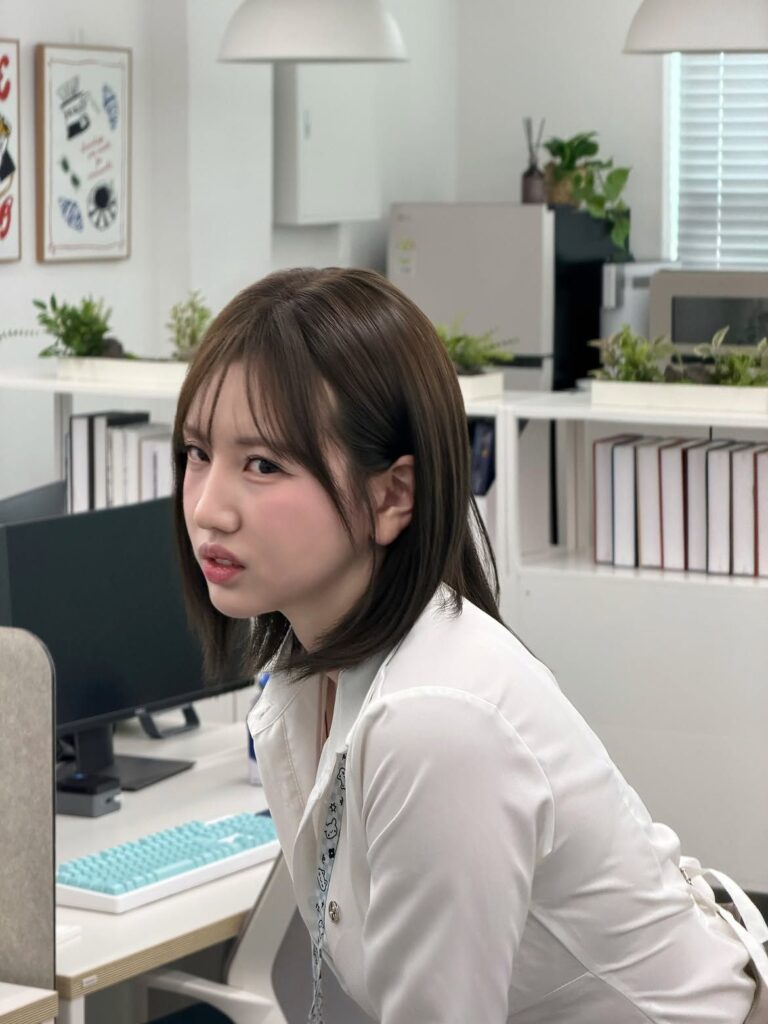 상사 경멸하는 여직원 표정.jpg