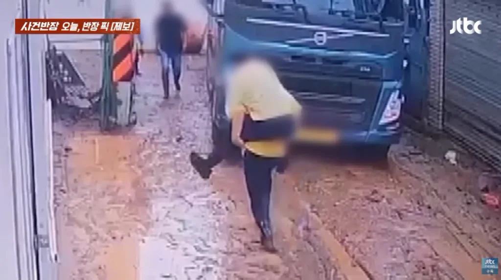 사건반장] 수해 현장 진흙탕에서 부하 직원한테 업혀간 공무원.jpg
