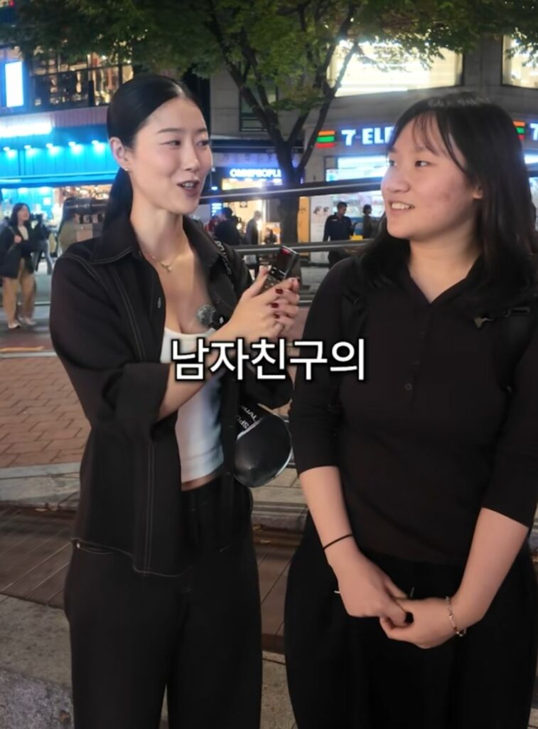 갤럭시 vs 아이폰 쓰는 남자 이미지.jpg