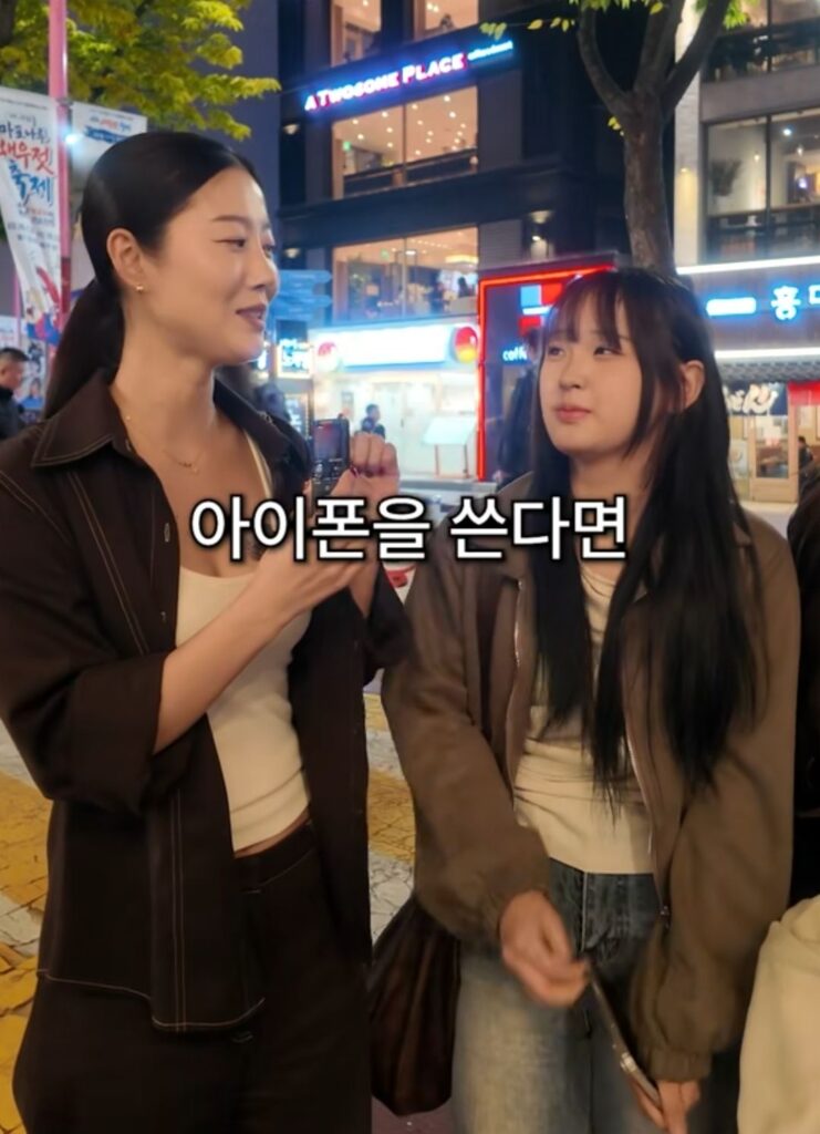 갤럭시 vs 아이폰 쓰는 남자 이미지.jpg