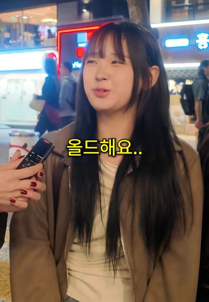 갤럭시 vs 아이폰 쓰는 남자 이미지.jpg
