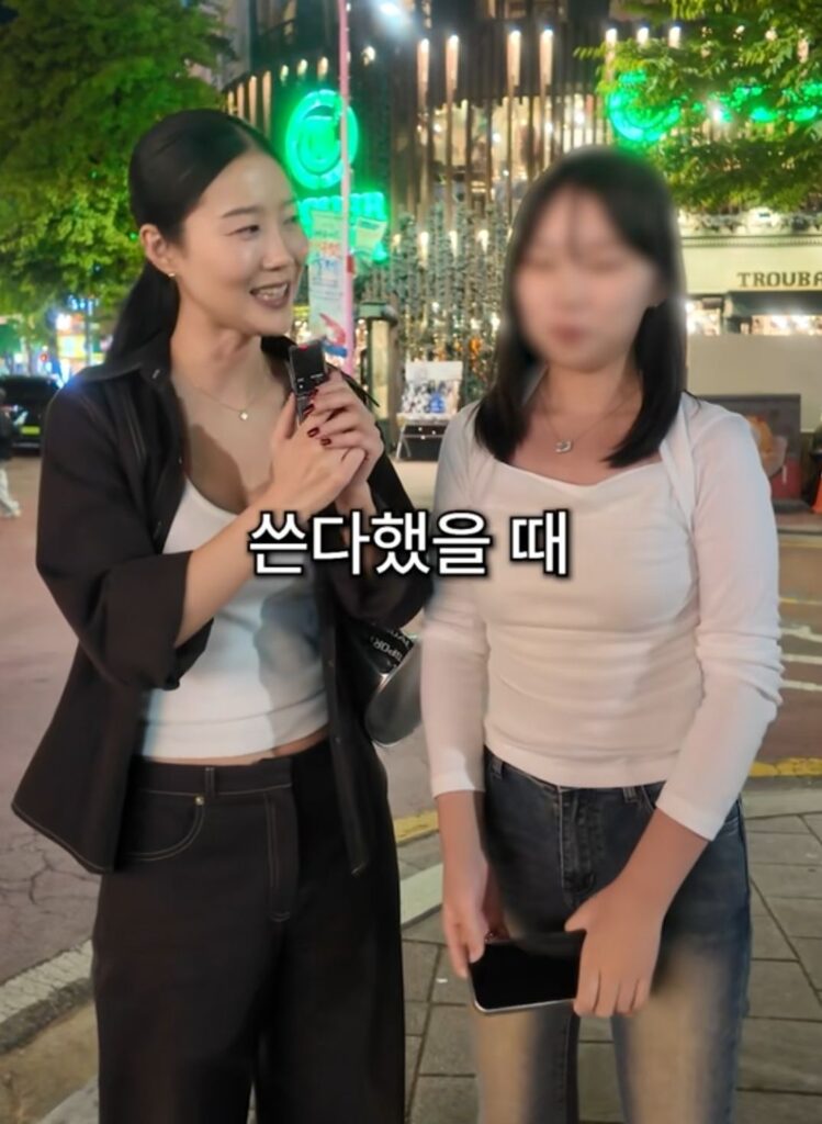 갤럭시 vs 아이폰 쓰는 남자 이미지.jpg