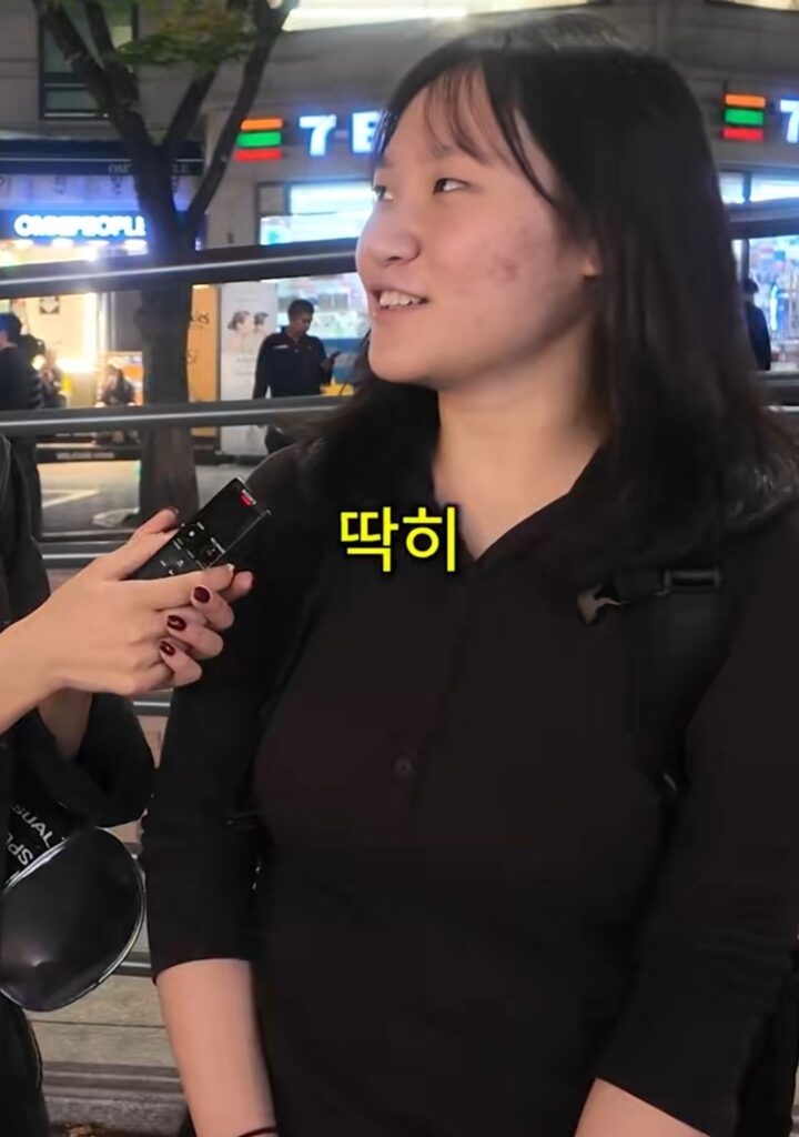 갤럭시 vs 아이폰 쓰는 남자 이미지.jpg