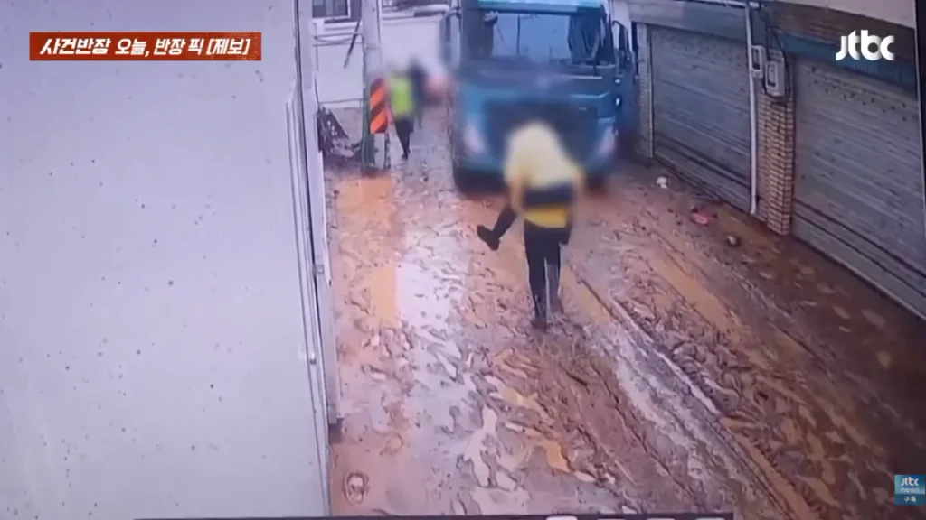 사건반장] 수해 현장 진흙탕에서 부하 직원한테 업혀간 공무원.jpg