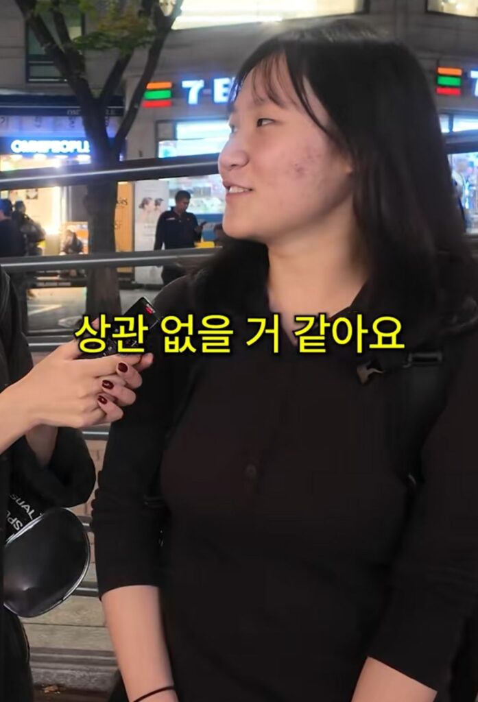 갤럭시 vs 아이폰 쓰는 남자 이미지.jpg