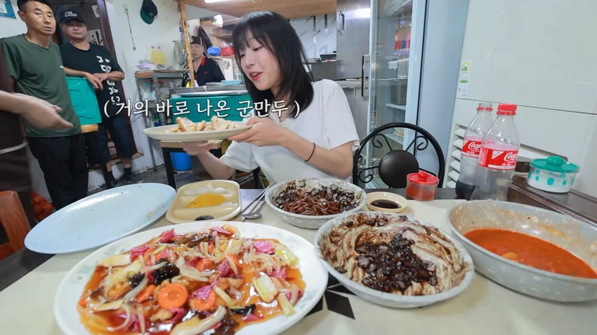 강릉 55년 중국집가서 먹방한 쯔양.jpg
