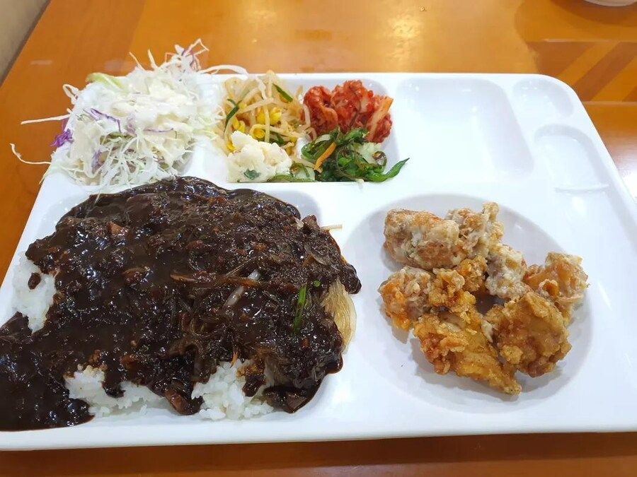 호불호 갈리는 7000원 무한리필 뷔페.jpg