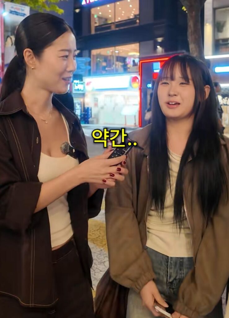 갤럭시 vs 아이폰 쓰는 남자 이미지.jpg