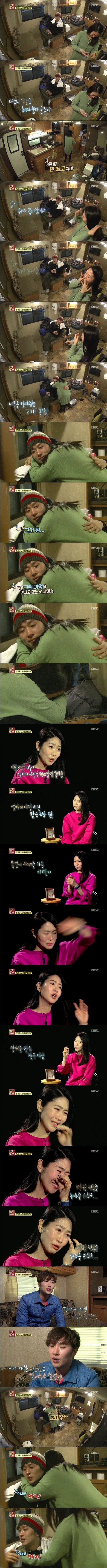 누나에게 선물을 해주는 남동생